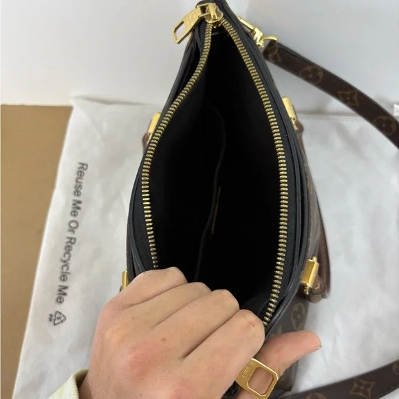 Louis Vuitton Paris, Brown Purse, Excelent Condition, Comes with Strap - Picture 3 of 15